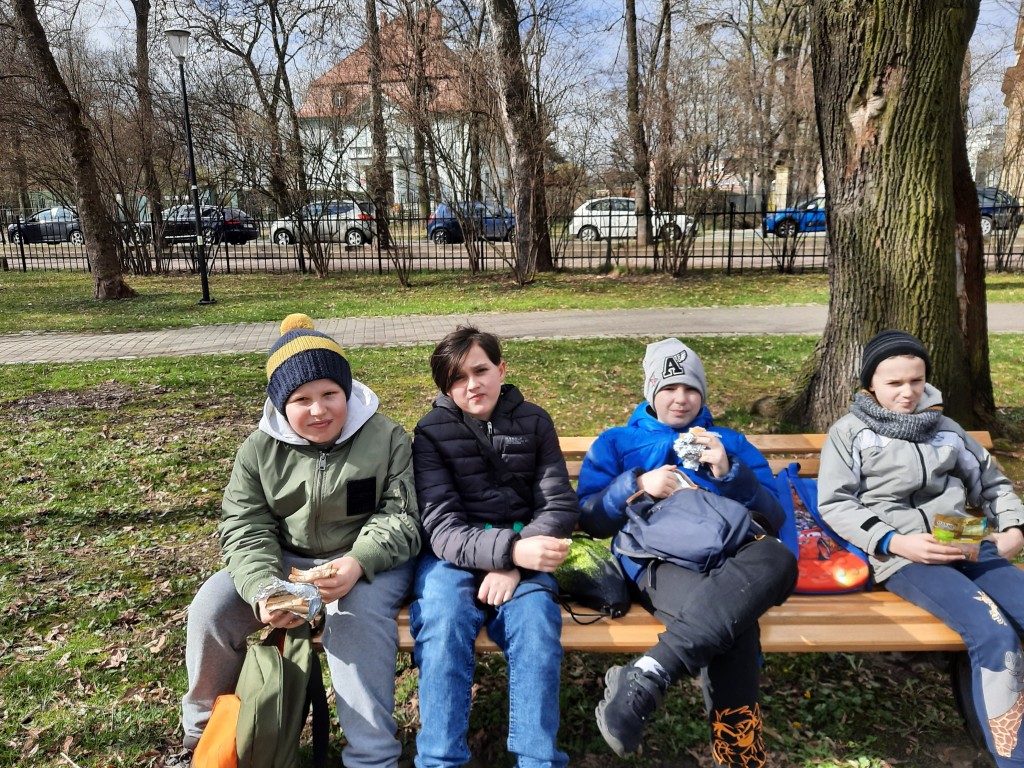 ZDJĘCIE UCZNIÓW W PALMIARNI