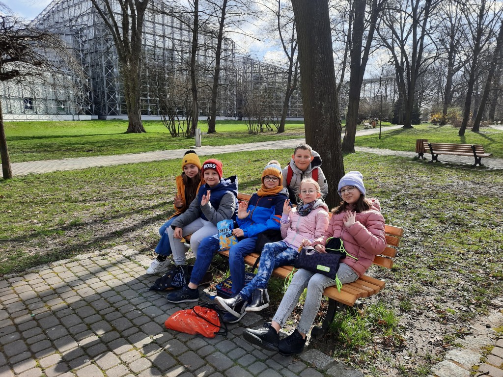 ZDJĘCIE UCZNIÓW W PALMIARNI